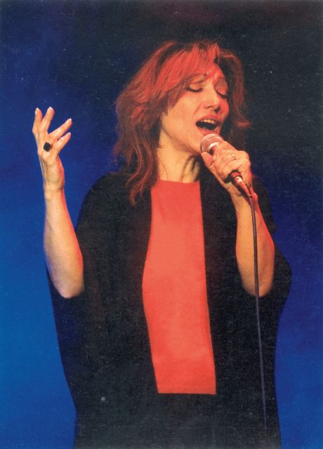 H ροκ Ελένη Βιτάλη σε λαϊκά τραγούδια