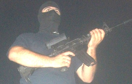 Οπλα για εκπαίδευση και για σκοποβολή στο άλμπουμ της Χρυσής Αυγής