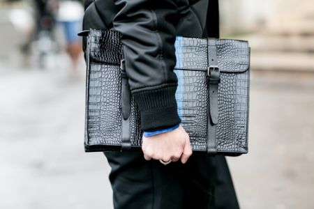 Τι τσάντες κρατάνε οι άνδρες στο Μιλάνο και στο Παρίσι;