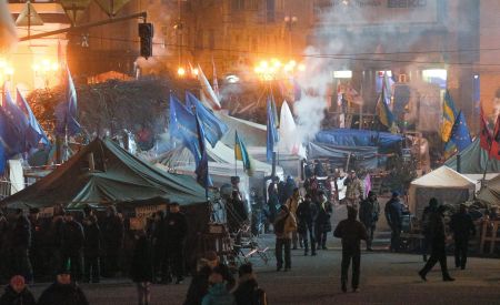 Κίεβο: Δεν αποχωρούν από την κεντρική πλατεία οι διαδηλωτές