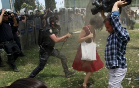 Δίωξη στον Τούρκο αστυνομικό που ψέκασε τη «γυναίκα με τα κόκκινα»