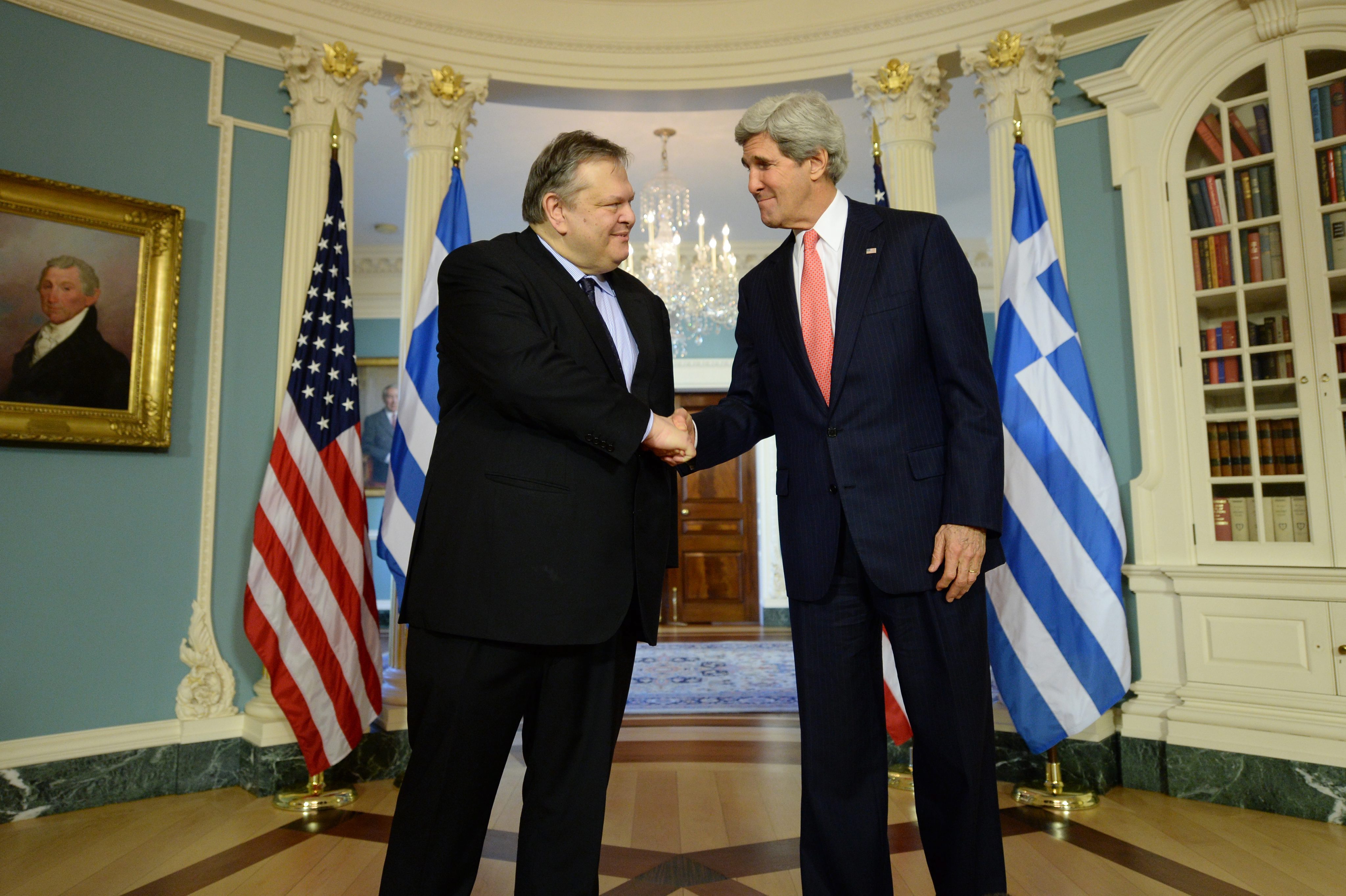 Κέρι προς Βενιζέλο: «Πως επιτρέπετε σε εγκληματίες να παίρνουν άδεια;»