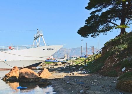 Σαλαμίνα: Δένουν τους κάβους των φέρι μποουτ σε κορμούς δέντρων