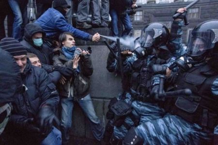 Οι βίαιες ταραχές στο Κίεβο διχάζουν την Ουκρανία