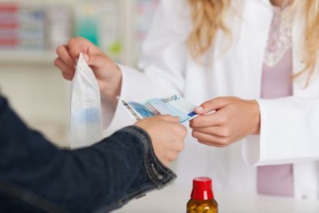 Φαρμακοποιοί: Αντιδρούν στη διάθεση φαρμάκων εκτός φαρμακείων