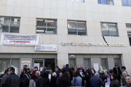 Τετράωρη στάση εργασίας και πορεία στην Βουλή από τους γιατρούς