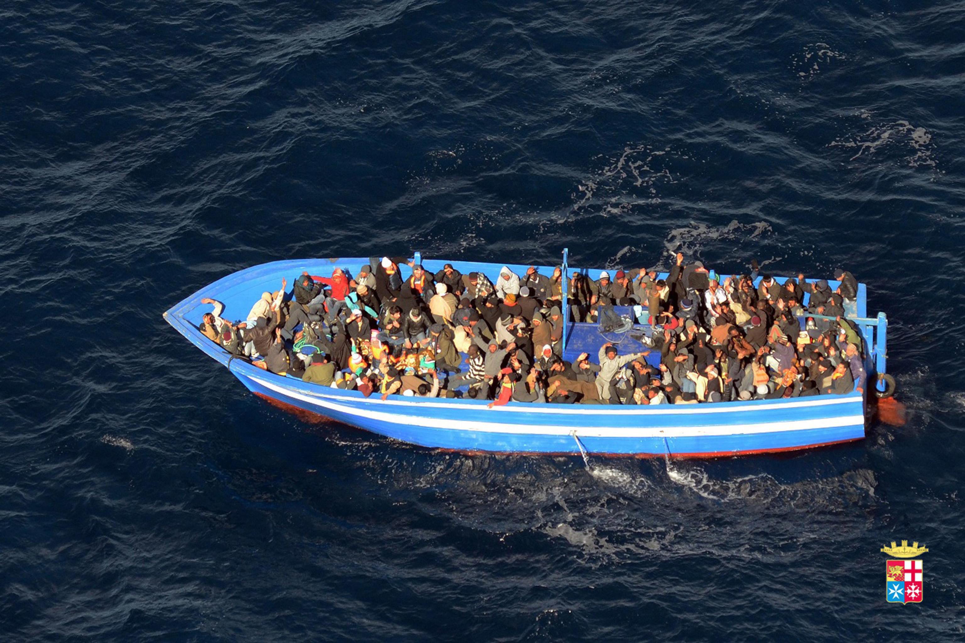 Η μεγαλύτερη προσφυγική τραγωδία στη Μεσόγειο – Φόβοι μέχρι και για 900 νεκρούς μετανάστες