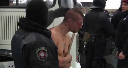 Ουκρανία: Εξευτελισμός διαδηλωτή από την αστυνομία