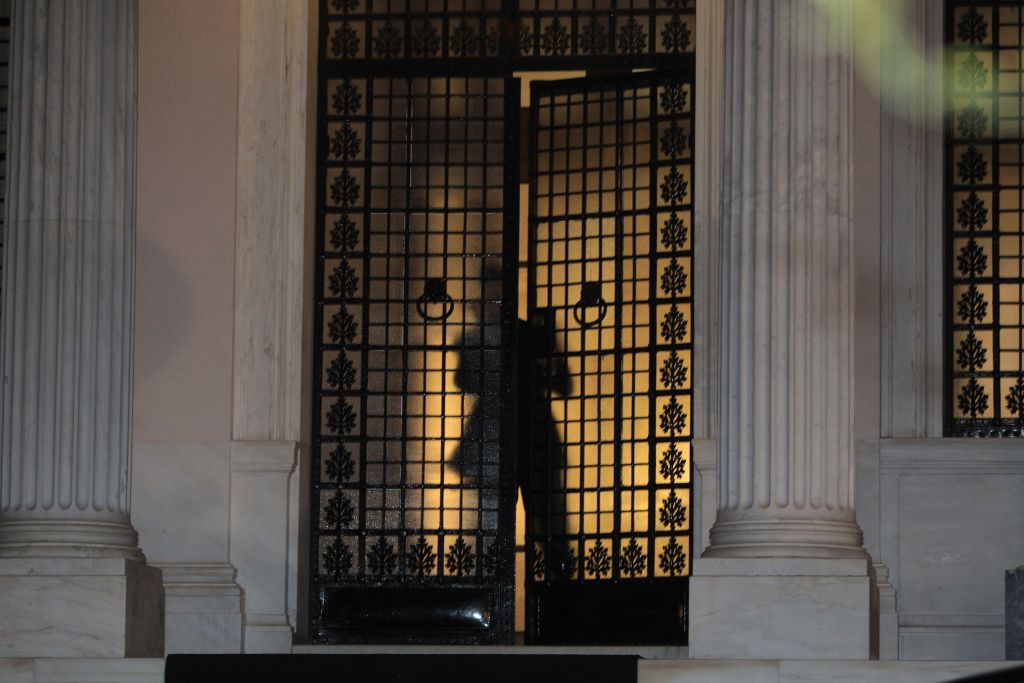 Σε συναγερμό η δικομματική κυβέρνηση ενόψει της κρίσιμης ψηφοφορία για το πολυνομοσχέδιο