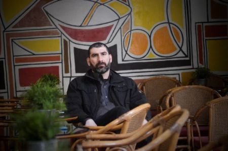 Ο Γιάννης Οικονομίδης διδάσκει