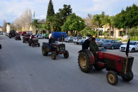 Δεκάδες μπλόκα στήνουν στους δρόμους οι αγρότες