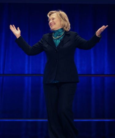 Συνθλίβει τους πάντες η Χίλαρι για το χρίσμα των Δημοκρατικών το 2016