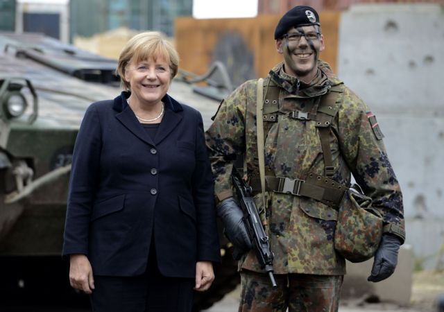 Η Ανγκελα Μέρκελ ντύνεται στο χακί