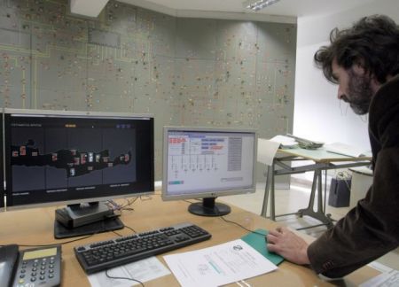 Η Περιφέρεια Αττικής επανασυνδέει το ρεύμα στα φτωχά νοικοκυριά