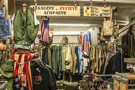 Η κρίση έκανε… μόδα τα ρούχα με το κιλό και την ενοικίαση τσαντών