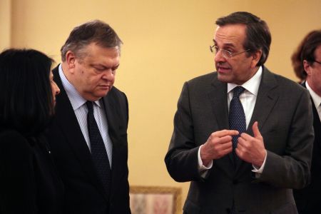 Αποσύνδεση της αξιολόγησης από τις τράπεζες προτείνει ο Στουρνάρας