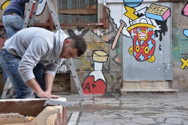 Ενεργοί πολίτες «χάρισαν φως» στον πεζόδρομο της Ιάσονος