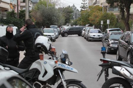 Βομβιστική επίθεση σε οικία επιχειρηματία στη Βουλιαγμένη