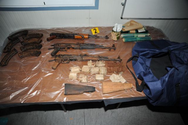 Heavy weapons cache found in stolen car in Paleo Faliro