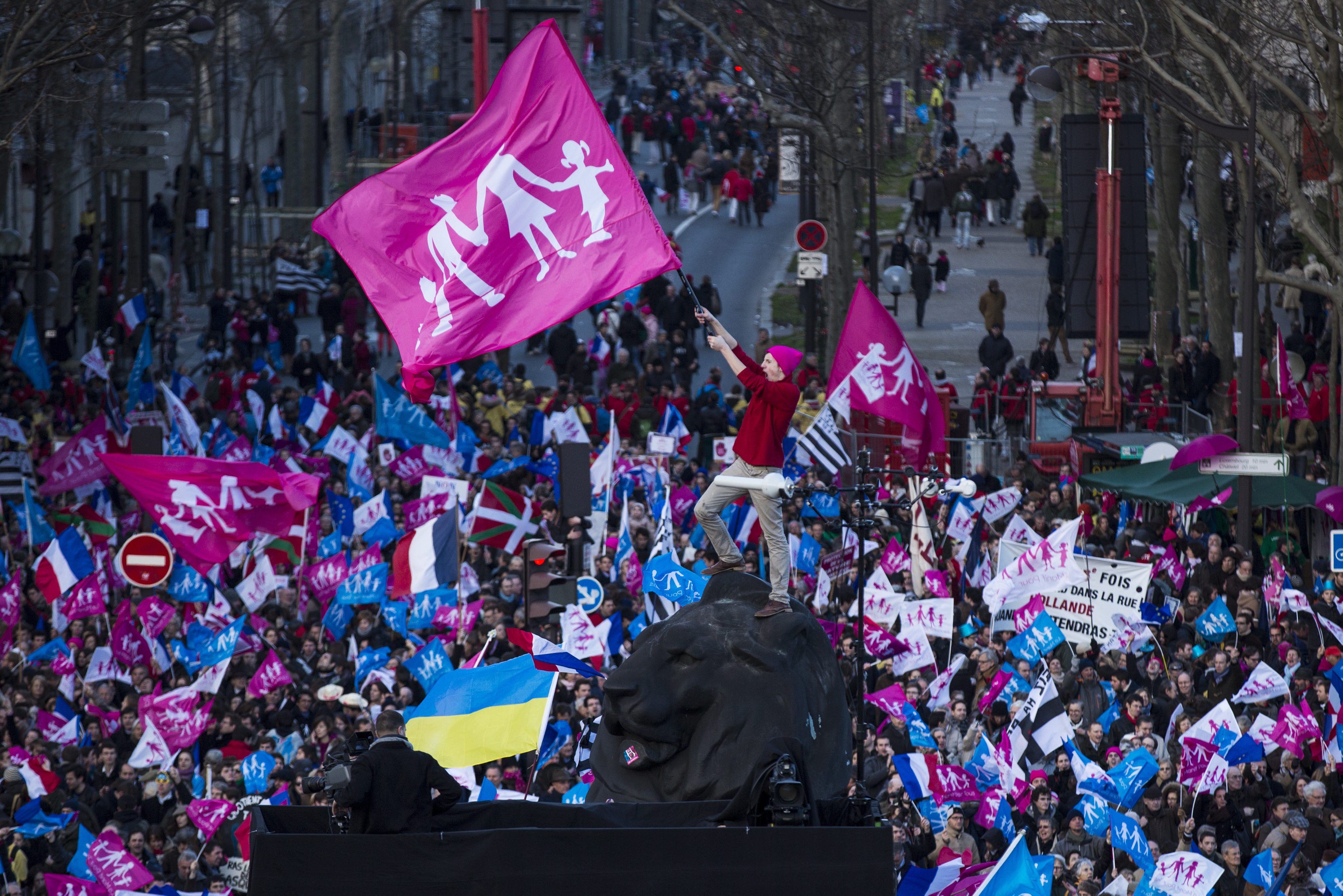 Μετά τις πορείες το Παρίσι υπαναχωρεί από την οικογενειακή νομοθεσία