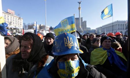 Guardian: «Η Ευρώπη πρέπει να βοηθήσει την Ουκρανία»