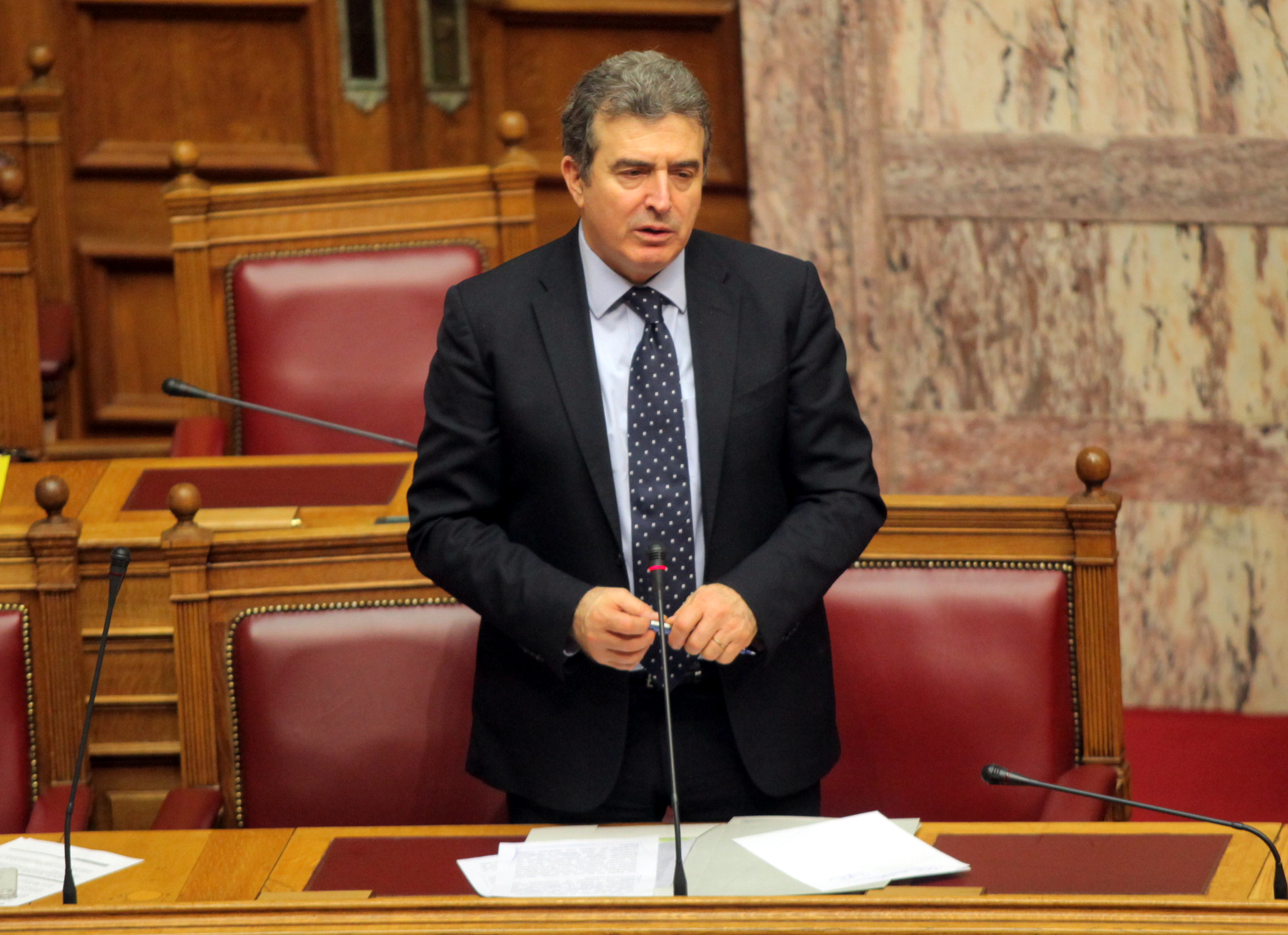 Ο Χρυσοχοΐδης καταγγέλλει υπαρξη εκβιαστών που θέλουν υπεργολαβίες