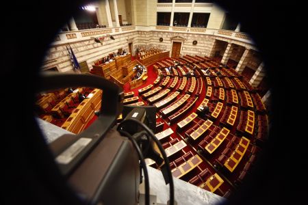 Βουλή: Και από μη συσταθείσες θέσεις η μείωση μετακλητών