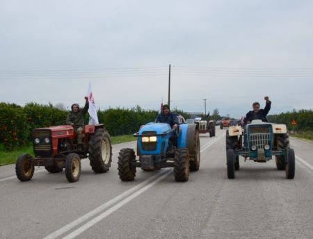 Συνεχίζουν οι αγρότες – Παραμένει το μπλόκο της Νίκαιας