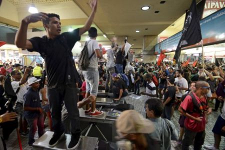 Αιματηρές συγκρούσεις για την αύξηση εισιτηρίου στα μέσα στη Βραζιλία