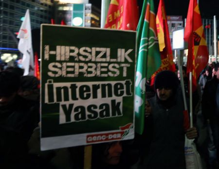 Νταβούτογλου: Ο νέος νόμος για το Διαδίκτυο δεν είναι αυταρχικός