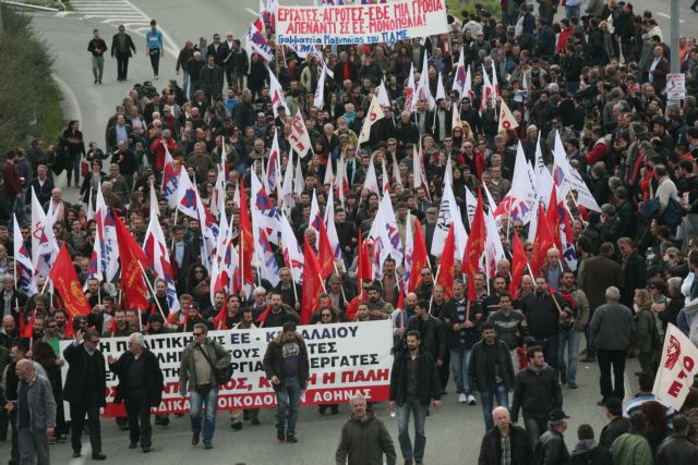 Farmers reinforce blockades ahead of government meeting