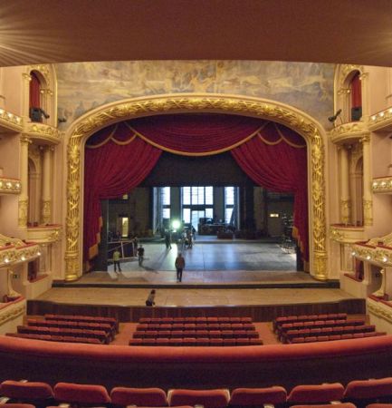 Θέση στο θέατρο με… ονοματεπώνυμο