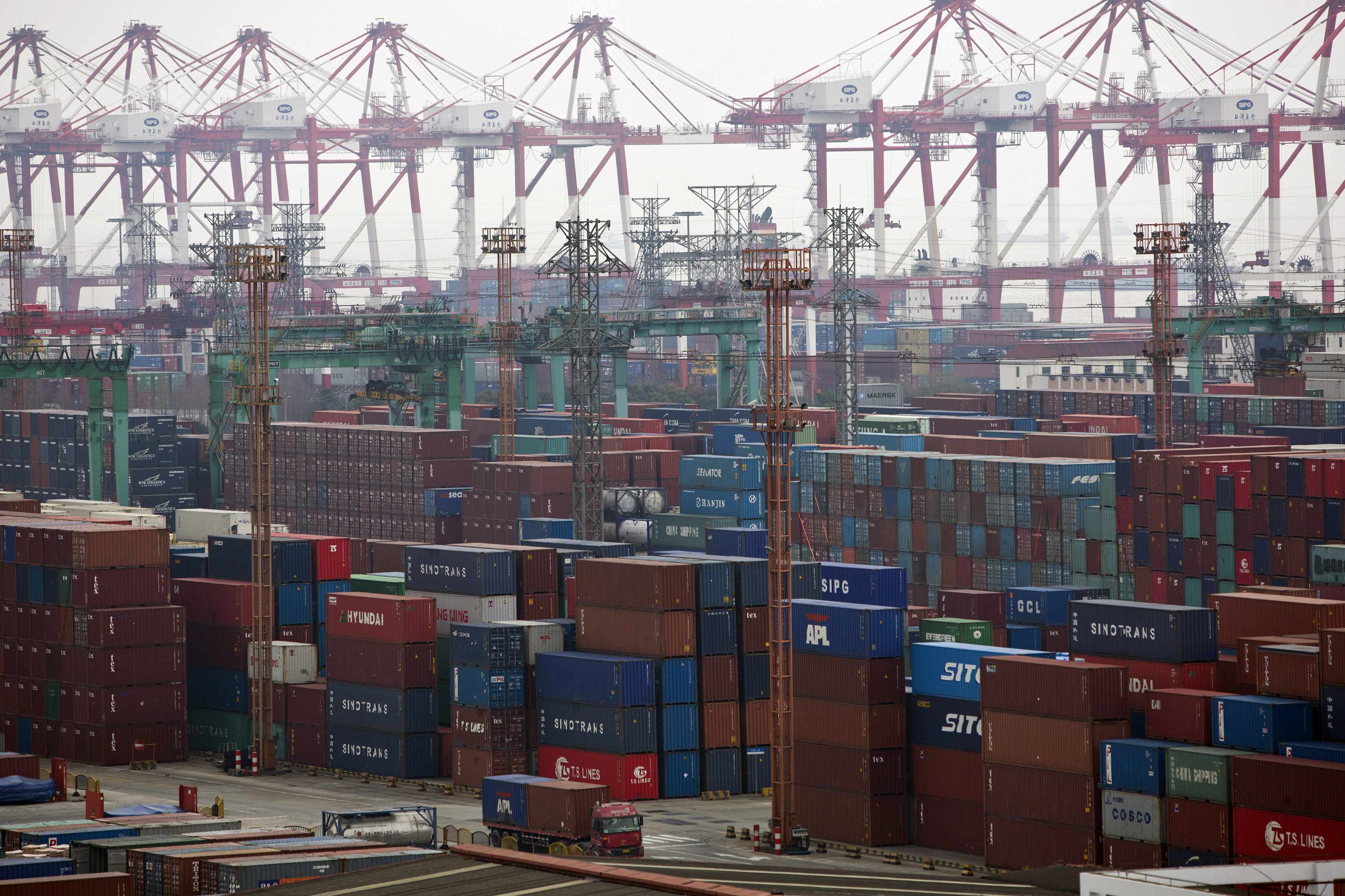 Απότομη πτώση για τις κινεζικές εξαγωγές τον Φεβρουάριο