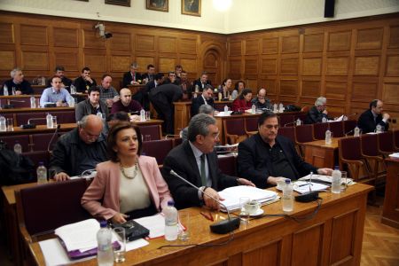 Ρατσιστικές «κορώνες» Αρβανίτη στη Βουλή