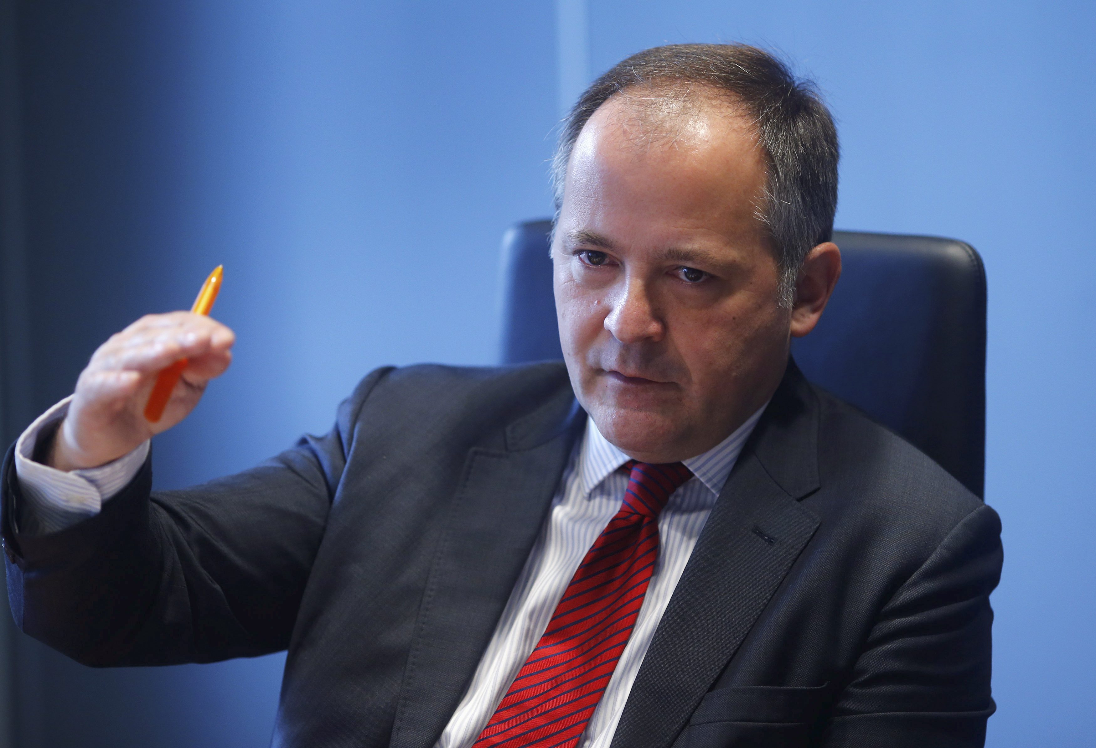 Coeure stresses dangers in markets, domestic banks for Greece