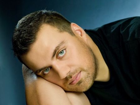 Θέμης Καραμουρατίδης: Το λαϊκό τραγούδι όσο το λατρεύουμε τόσο το φτύνουμε