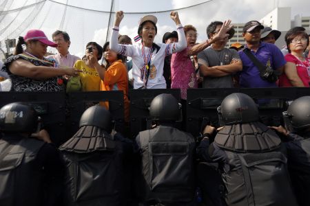 Ταϊλάνδη: Η αστυνομία επιχειρεί να καταλάβει τις θέσεις των διαδηλωτών