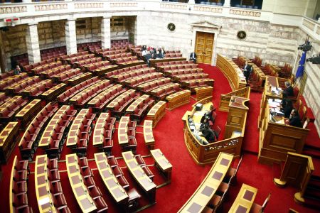 Βουλή: Διακοπή εργασιών λόγω απουσίας υπουργών