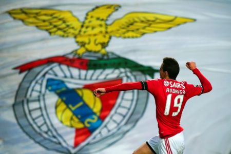 Δικέφαλος εναντίον Αετών