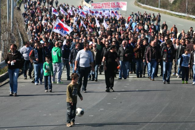 Farmers in northern Greece hold road blocks and continue mobilization