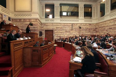 Bουλή:«Ναι» στην τροπολογία για την ψήφο των μεταναστών