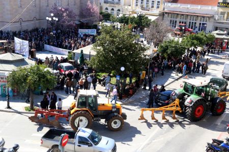 Συμβολικές κινητοποιήσεις αγροτών εν όψει συλλαλητηρίου της Τετάρτης