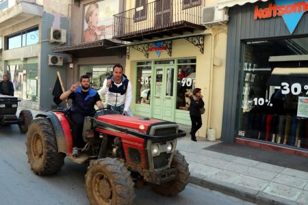 Θεοχάρης: Θα εξαιρούνται του τέλους επιτηδεύματος οι νέοι αγρότες