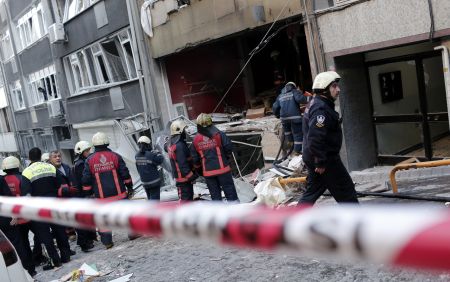 Κωνσταντινούπολη: Ενας νεκρός, τρεις τραυματίες από έκρηξη σε περιοδικό