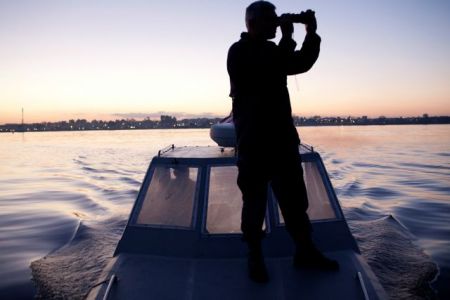 Δύο τραυματίες από έκρηξη και πυρκαγιά σε φορτηγό πλοίο, στον Βόλο