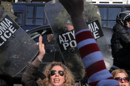 Ενταση στο Σύνταγμα – Πέταξαν μπουκάλια στην τρόικα