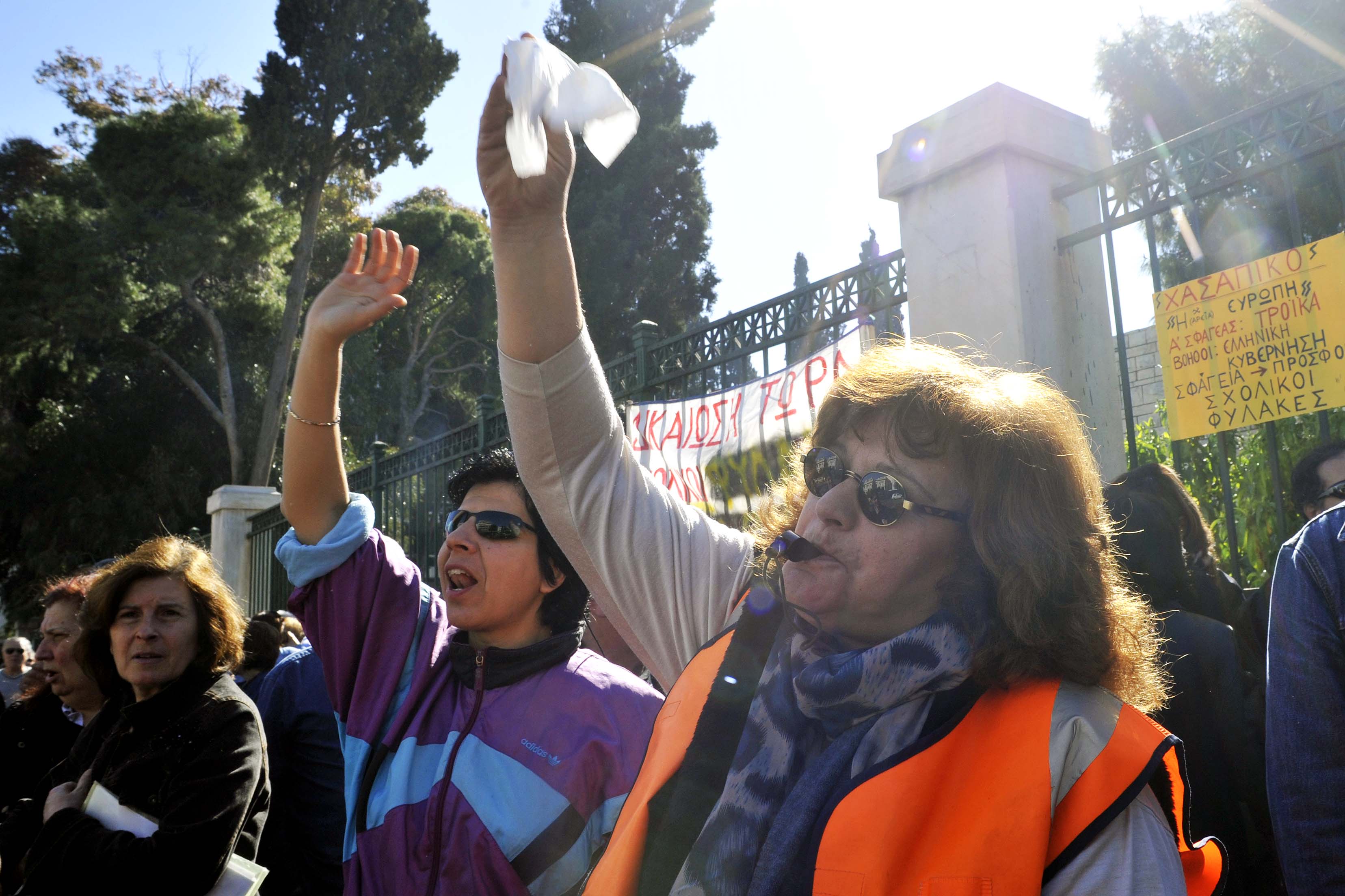 Διαθεσιμότητα και απολύσεις στο Δημόσιο στο “μικροσκόπιο” της τρόικας