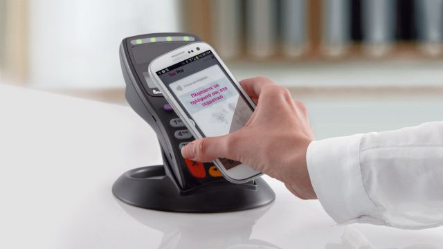 Αγορές στη στιγμή με πορτοφόλι το κινητό