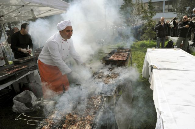 Greeks celebrate Shrove Thursday with free meat and wine