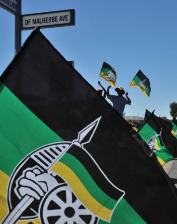 Ο Νέλσον Μαντέλα μπροστά στον φακό